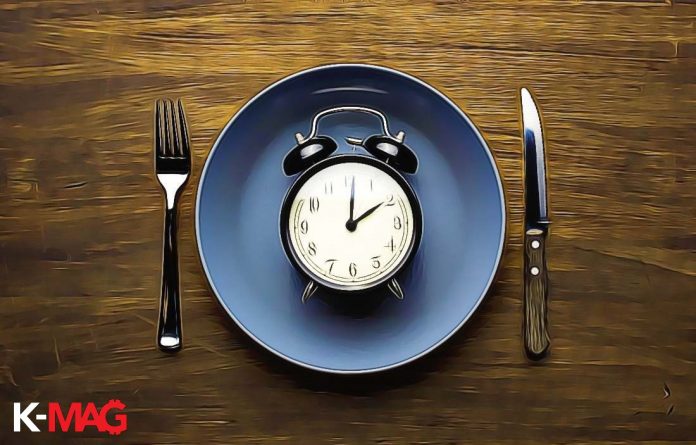 clock-on-a-plate- clock on a plate