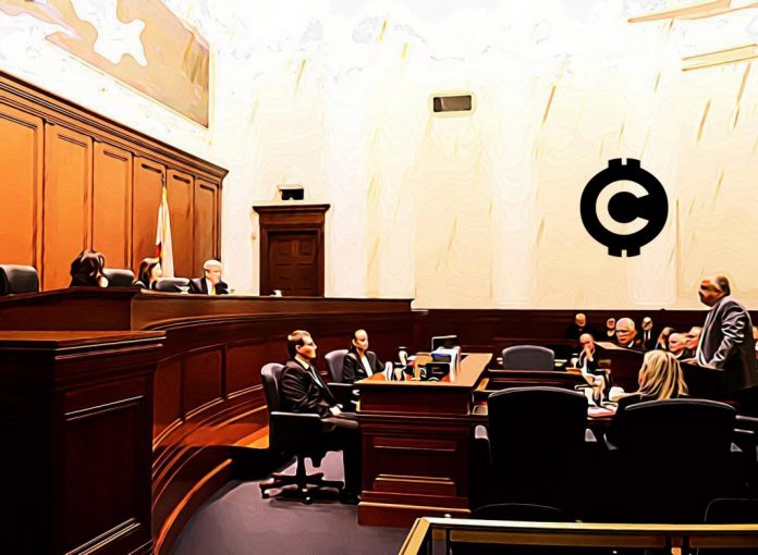 JPMorgan JPMorgan Chase patrí k bankám, ktoré tvrdo kritizujú Bitcoin a ostatné kryptomeny. Často na tieto aktíva tvrdo zaútočila a tvrdila, že ide o podvod a pyramídovú hru. Karta sa začína otáčať. JPMorgan Chase pred niekoľkými hodinami prehrala takmer dvojročný spor o poplatky za nákup kryptomien. Niektorí klienti JPMorgan Chase aktívne cez rôzne platformy nakupujú Bitcoin. Banka im za tento nákup účtuje oveľa vyššie sumy ako štandardne. Tomuto zdieraniu je koniec! Možno ťa bude zaujímať: Takto banky manipulujú klientov, aby nekupovali Bitcoin – Lži od Goldman Sachs Banka sa nechce priznať k nezákonnému konaniu JPMorgan Chase údajne zaťažovala svojich zákazníkov, ktorí si zakúpili kryptomeny pomocou kreditných kariet Chase. Banka sa rozhodla považovať nákupy za „hotovostné zálohy“, ktoré nesú vyššie poplatky ako bežné nákupy. V roku 2018 bola podaná žaloba na základe skupinových sťažností. V rámci dohody sa spoločnosť JPMorgan Chase nepriznáva k protiprávnemu konaniu. Agentúra Reuters vo štvrtok informovala, že podľa návrhu podaného na federálnom súde v Manhattane tento týždeň JPMorgan Chase súhlasila so zaplatením 2,5 milióna dolárov na urovnanie sporu. „Navrhovatelia tvrdia, aby následkom vyrovnania bolo, že klienti tejto banky dostanú späť 95 % z poplatkov.“ Jeden z navrhovateľov, Brady Tucker tvrdí, že JPMorgan porušila zákon o poskytovaní pôžičiek, pretože banka neinformovala zákazníkov o tom, že nákup kryptomien je klasifikované zaobchádzanie s hotovosťou. Výsledkom tejto klasifikácie boli vyššie poplatky účtované zákazníkom. Vo svojej sťažnosti Tucker vysvetlil, že banka mu účtovala poplatky a úroky vo výške viac ako 160 dolárov za pravidelné nákupy. Pomocou kreditnej karty využíval aktívne služby Coinbase. Zmenili názor na Bitcoin Banka JPMorgan od podania žaloby hneď niekoľkokrát zmenila názor na Bitcoin. Istú dobu tvrdila, že ide o podvod a kryptomeny nebudú dlho fungovať. Potom svoj radikálny názor zmenila na umiernenejší. Vyjadrila sa o Bitcoine ako o aktíve, ktorému nikto nerozumie a nemá budúcnosť. Neskôr sa stala aj podporovateľom kryptomien. Banka dokonca vytvorila svoj vlastný stabilný coin s názvom JPM Coin, čo je digitálna minca navrhnutá na okamžité platby pomocou technológie blockchain. Hodnota tejto mince je krytá reálnymi USD bankovkami, ktoré vlastní. Prečítaj si aj: Analýza indexov Nasdaq a S & P 500 – Akcie držia vzostupnú trajektóriu Urobili chybu, teraz sú v strate! Spoločnosť JPMorgan Chase spolupracuje s burzami Gemini a Coinbase. Len od začiatku roka hlavne kvôli prevaleniu škandálu s nákupom kryptomien a vypuknutia vírusu jej klesli zisky z nákupov kryptomien približne o 70 %. Zdá sa, že banka prekročila hranice a aktívni používatelia sa jednoducho rozhodli odísť do inej banky, kde môžu nakupovať Bitcoin bez poplatkov.